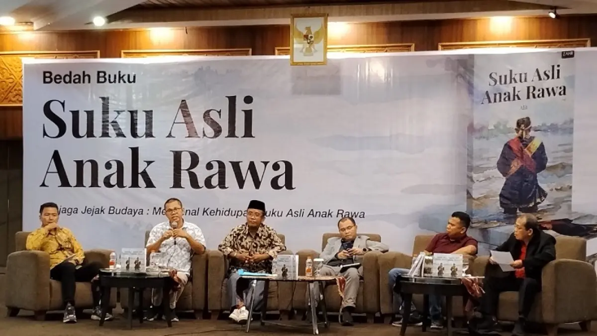 &nbsp;Para panelis dalam bedah buku Suku Asli Anak Rawa di Pekanbaru, Kamis (6/8/2026), dari kiri Alit, Muhammad Anshor, Griven H Putra, Junaidi, Anton, dan moderator Fakhrunas MA Jabbar. (HARY B KORIUN/RIAUPOS.CO)