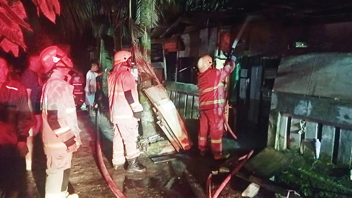 PEMADAMAN: Petugas saat melakukan pemadaman di sebuah rumah permanen Jalan Beringin, Kelurahan Sungai Sibam, Kecamatan Binawidya yang terbakar, Rabu (5/8/2026) malam. (Damkar kota Pekanbaru untuk riau pos)
