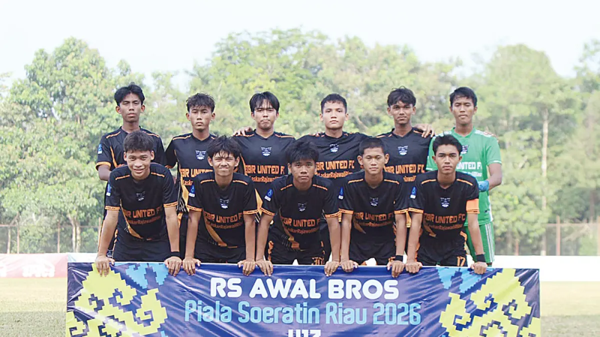Pemain EBR United foto bersama sebelum pertandingan melawan Madina City FC di Stadion Batu Canai, Indragiri Hulu, Kamis (6/8/2026).(EBR UNITED UNTUK RIAU POS)