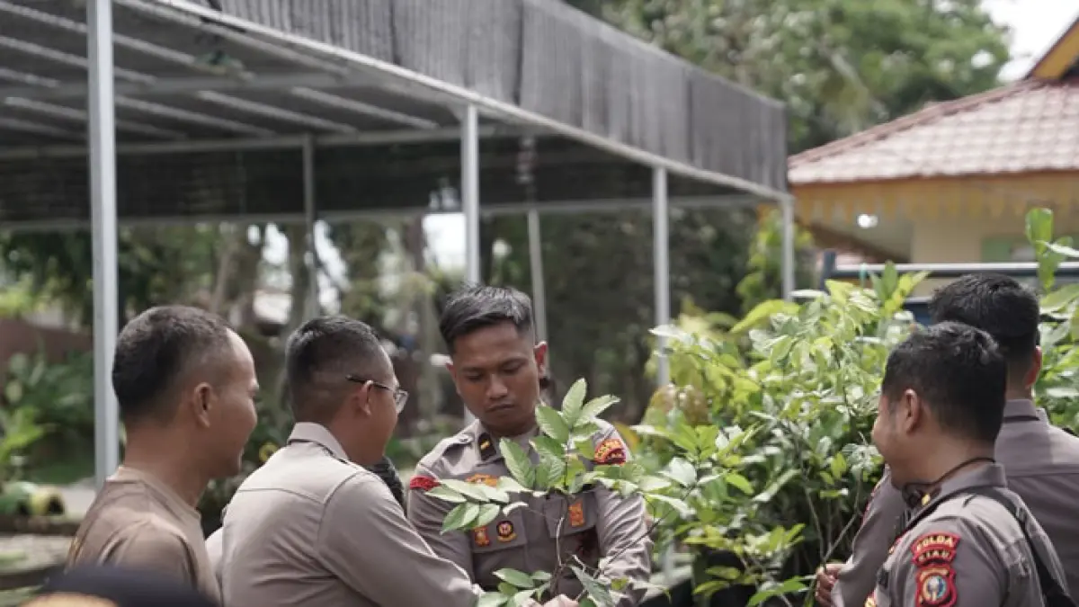 Penyerahan bibit pohon oleh Pama SIP 55 Polda Riau. (Istimewa)
