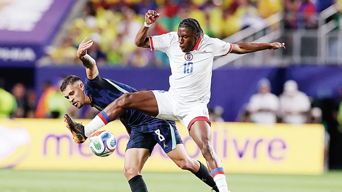 Pesepakbola Jean Ricner Bellegarde (10) dari Haiti berebut bola dengan Bruno Guimaraes (8) dari Brazil dalam pertandingan Piala Dunia FIFA 2026, belum lama ini.  (afp)