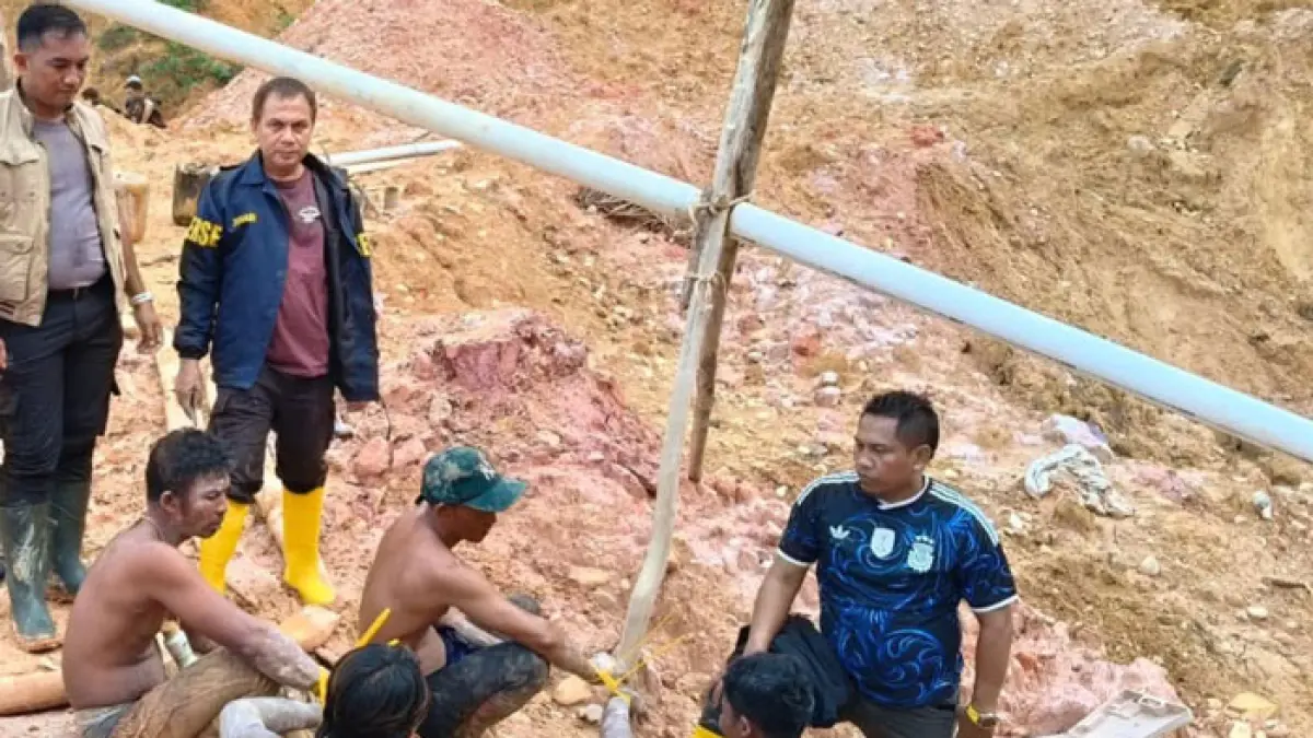 Petugas dari Subdit IV Ditreskrimsus Polda Riau saat mengamankan pelaku penambangan emas ilegal di Kuansing. (Istimewa)