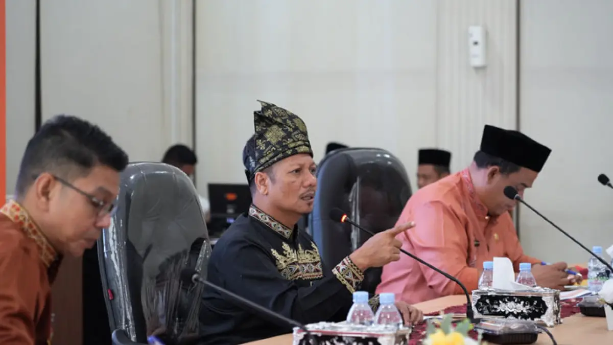 Plt Bupati Kuansing H Muklisin memimpin rapat pembahasan usulan peningkatan kualitas jalan di wilayah Eks transmigrasi, Jumat (7/8/2026) di ruang multimedia kantor bupati. (Istimewa)