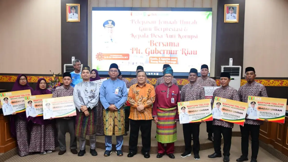 Plt Gubernur Riau SF Hariyanto (tengah) foto bersama manajemen BRK Syariah dan penerima hadiah umrah Program CSR BRK Syariah dan PT Riau Petrolium 