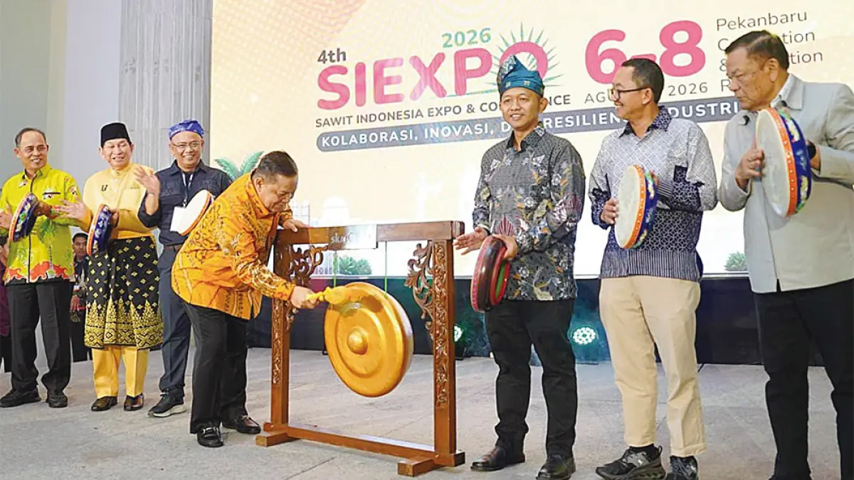 Plt Gubernur Riau SF Hariyanto (tengah) memukul gong tanda dibukanya SIEXPO 2026 di SKA Co Ex Pekanbaru, Kamis (6/8/2026). (Prapti Dwi Lestari/Riau Pos)