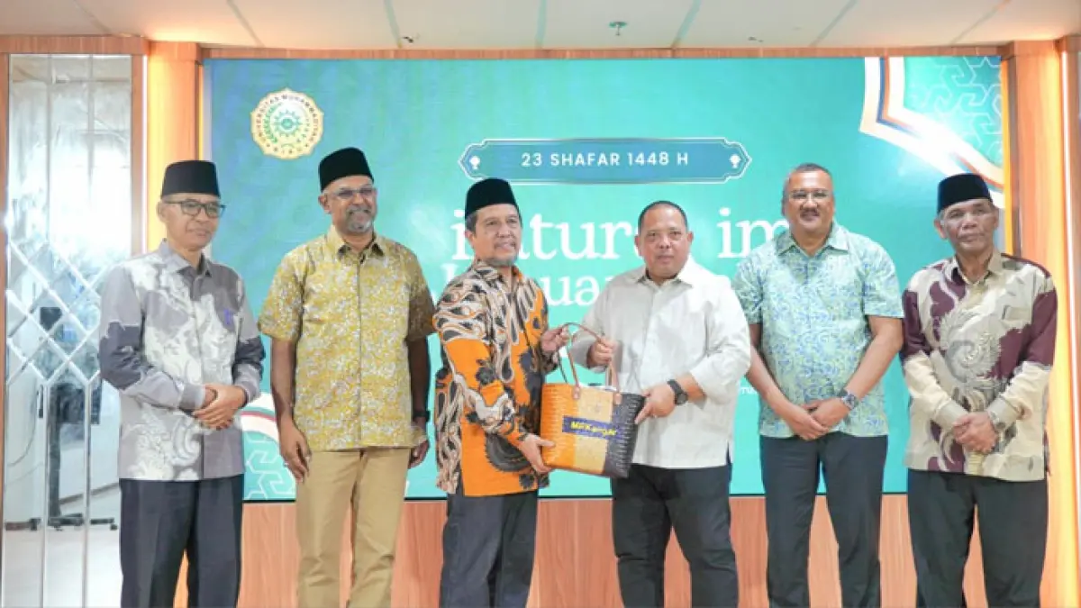 Rektor Umri Dr Saidul Amin foto bersama Menteri Besar Perlis di kampus Umri, Kamis (6/8/3026) malam. (Humas Umri untuk Riaupos.co)