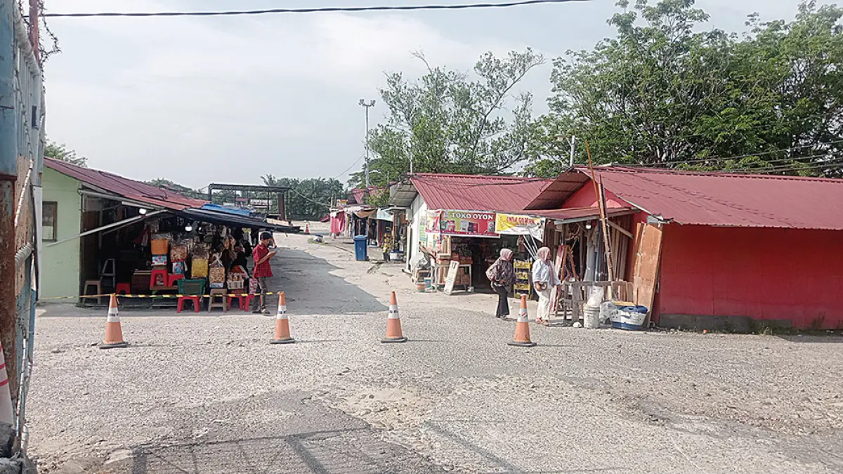 SEPI : Kawasan TPS Pasar Bawah di eks Pelabuhan Pelindo terlihat sepi pembeli sehingga dikeluhkan oleh para pedagang, Kamis (6/8/2026). (Prapti Dwi Lestari/riau pos)