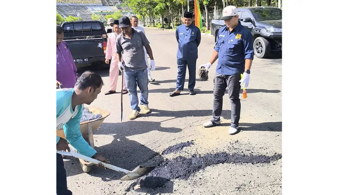 TAMBAL JALAN: Plt Kadis PUPR Rohul Zulfikiri (dua kanan) bersama Kabid Bina Marga Rezki Rades menambal titik jalan berlubang menggunakan sisa aspal proyek di kawasan Kompleks Perkantoran Bina Praja, Kamis (6/8/2026).(ENGKI PRIMA PUTRA/RIAU POS)
