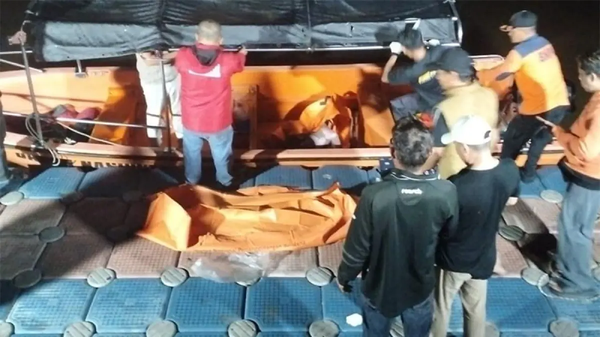 Tim BPBD, Basarnas dan warga &nbsp;membawa jasad korban turun dari pompong di dermaga Turap Singapura, Kelurahan Kamlung Dalam Siak Kota, Jumat (7/8/2026). (Istimewa)
