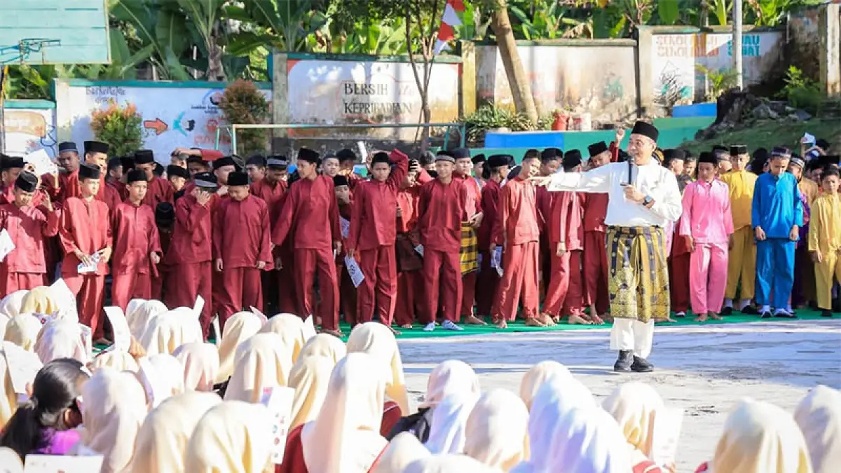 Wawako Markarius Anwar saat kegiatan penyuluhan pencegahan HIV/AIDS berlangsung di SMP Negeri 15 Pekanbaru, Kecamatan Rumbai Timur. (Dokpim Pekanbaru)