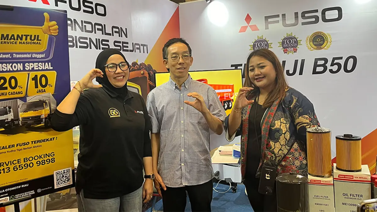 Koordinator Branch Manager PT DIPO Riau Siman Fong (tengah) didampingi Sales Manager PT DIPO Riau, Sri Astuti (hijab) dan Promotion and Event Departement PT Krama Yudha Tiga Berlian Motors Nurdiana, berfoto bersama di booth DIPO Riau yang hadir pada SIEXPO 2026, Kamis (6/8/2026). (SITI AZURA/RIAU POS)