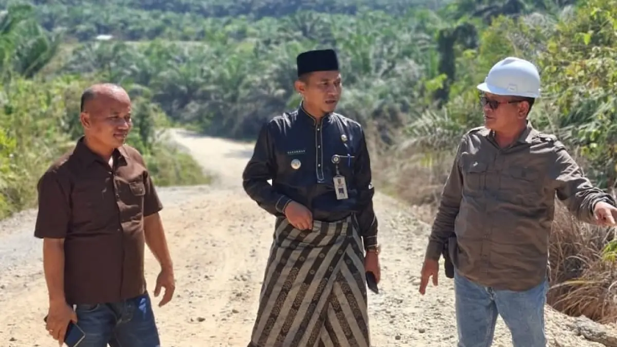 Camat Singingi, Saparman ST ME meninjau Jalan Simpang Sambung bersama GM PT SUN Sutiman, Jumat (7/8/2026). (Kecamatan Singingi)