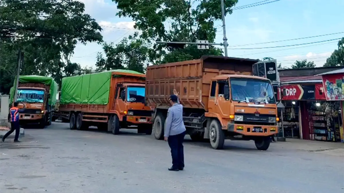 Dishub dan Satlantas gelar razia dengan sasaran angkutan barang dan penumpang &nbsp;di Jalan Lingkar Jalur Dua Boter, tepatnya Simpang Alif Ba Ta Kecamatan Rambah, Kamis (6/8/2026). Dishub Rohul untuk Riaupos.co