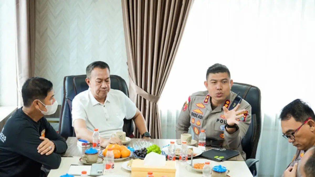 Kapolres Kepulauan Meranti AKBP Gede Prasetia Adi Sasmita SIK bersama Wakil Bupati Muzamil Baharudin serta sejumlah pejabat terkait di Ruang Rapat Wakil Bupati Kepulauan Meranti. (Wira Saputra/Riaupos.co)