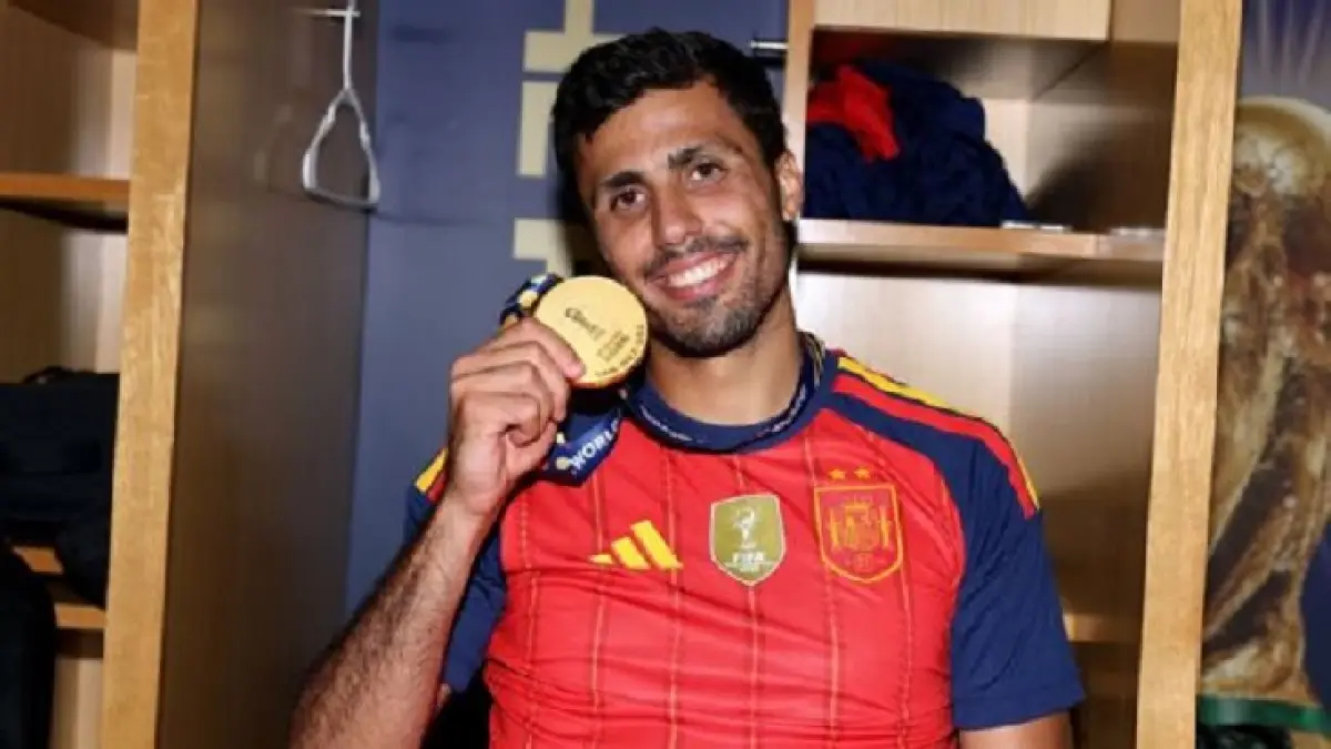 Kapten Spanyol pemenang Piala Dunia, Rodri, menjadi incaran banyak klub musim panas ini. (Alex Pantling-FIFA/FIFA via Getty Images)