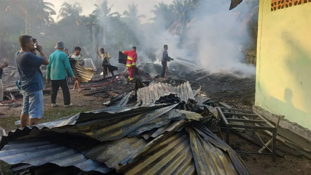 Kebakaran hebat melanda SMPN 5 Kopah Kecamatan Kuantan Tengah, Sabtu (8/8/2026) sore. Terlihat tim pemadam kebakaran, Polri, TNI dan warga berupaya membantu. (Foto Mutriaka Warga Kopah)