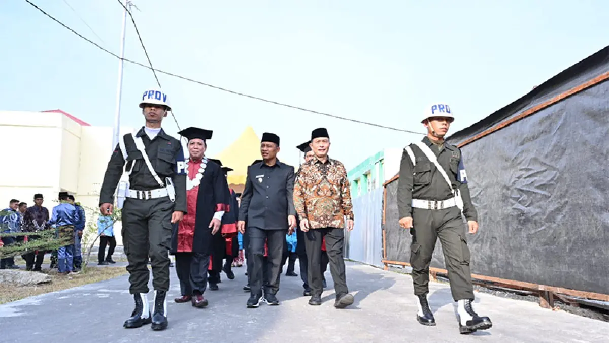Kedatangan Wabup Dr H Bagus Santoso dalam Wisuda Program Magister Angkatan I dan Program Sarjana Angkatan II/XIII IAIN Datuk Laksamana Bengkalis disambut Rektor Dr H Abu Anwar, Sabtu (8/8/2026). (Ist)
