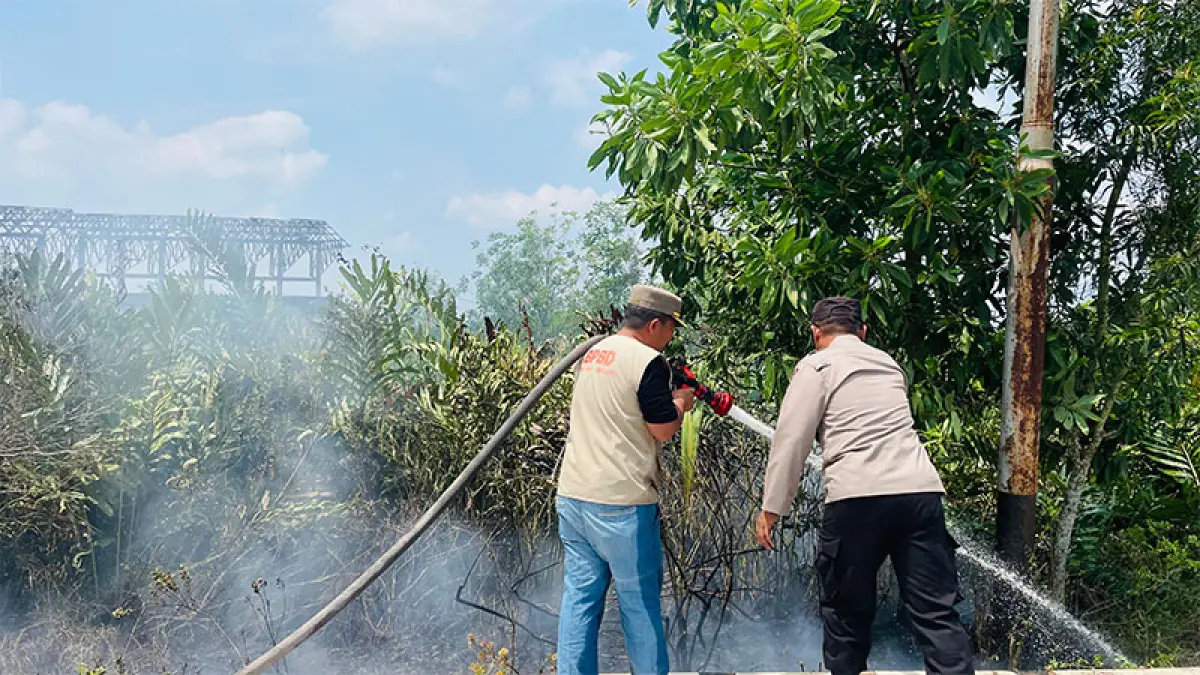 Penanganan Karhutla di depan Stadion Mahmud Jalal, Kecamatan Tebing Tinggi, Sabtu (8/8/2026). (Istimewa)
