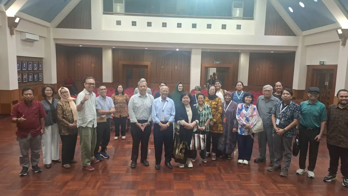 Penulis buku dan manajemen EMP Bentu serta para peserta bedah buku foto bersama usai kegiatan (4/8/2026).