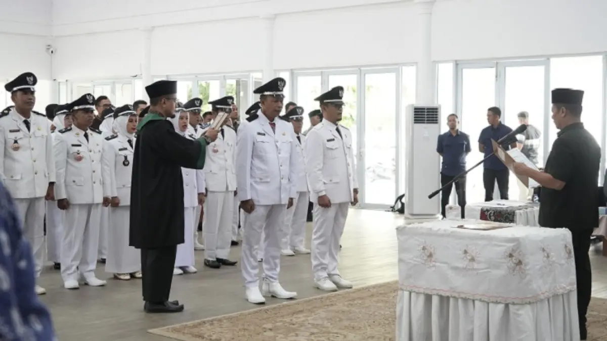 Plt Bupati Kuansing H Muklisin melantik Pj Kepala Desa, Sabtu (8/8/2026). (Desriandi Candra/Riaupos.co)