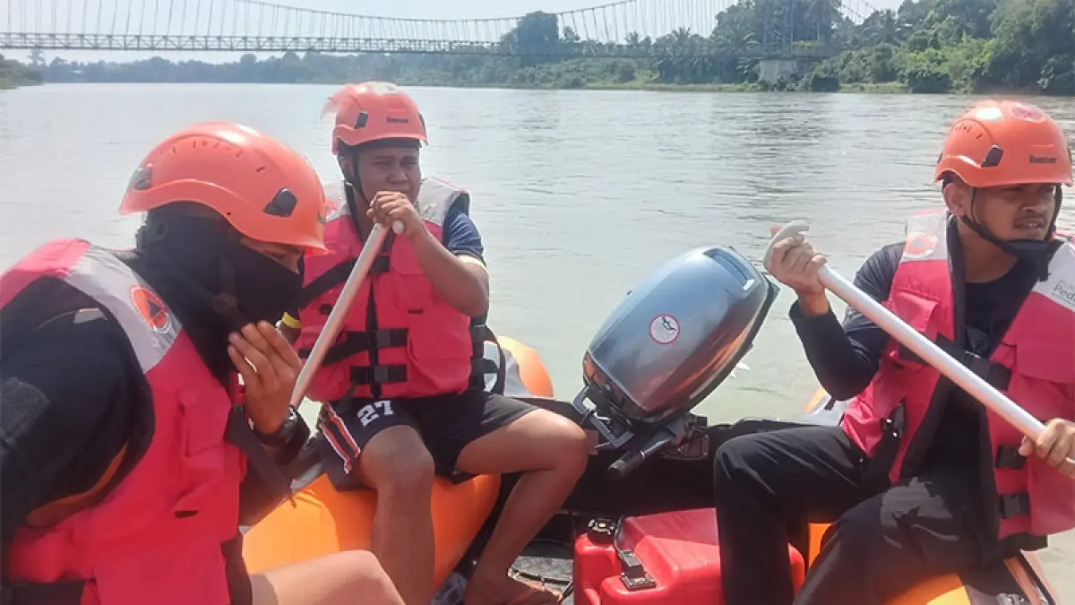 Tim Satgas Gabungan melakukan pencarian Boiko Gulo yang dilaporkan melompat dan tenggelam di aliran Sungai Kampar, Sabtu (8/8/2026). BPBD Kampar untuk Riaupos.co