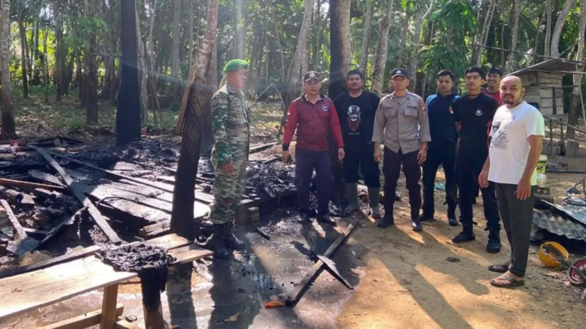 Tim Satpol PP-PKP, TNI, Polri , BPBD dan masyarakat memadamkan api yang melahap rumah warga di Kecamatan Kuantan Hilir Seberang dan lahan di Cerenti, Jumat (7/8/2026). (Satpol PP-PKP Kuansing)