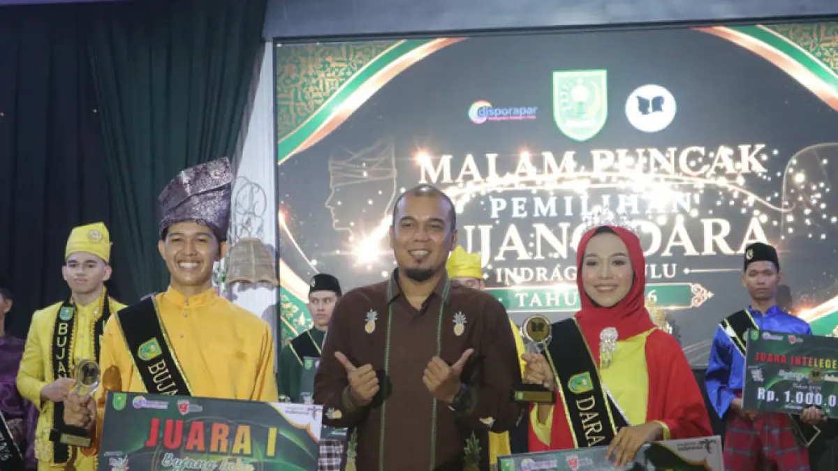 Bupati Inhu, Ade Agus Hartanto foto bersama dengan Bujang Dara 2026 pada malam puncak pemilihan Bujang Dara Sabtu (8/8/2026). (Diskominfotik Inhu untuk Riaupos.co)