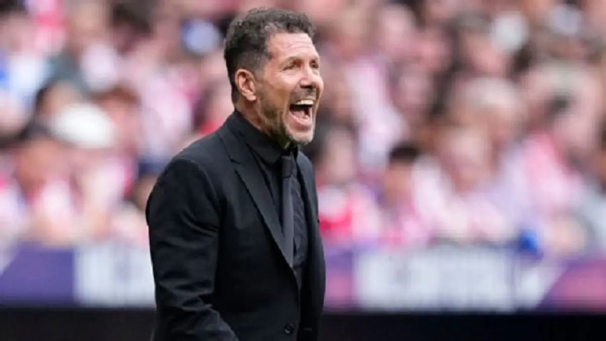 Diego Simeone berupaya mempertahankan Julian Álvarez di Atletico Madrid meskipun juara bertahanLa Liga Barcelona tertarik untuk memboyong penyerang Argentina itu. (Oscar J. Barroso/Europa Press via Getty Images)