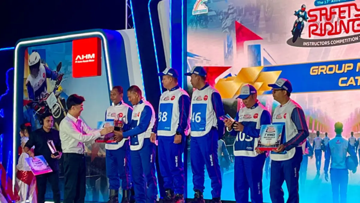 Tim instruktur Safety Riding Capella Honda Riau menerima trofi kemenangan dalam ajang kompetisi keselamatan berkendara tingkat nasional, The 17th Astra Honda Safety Riding Instructors Competition (AHSRIC) 2026 yang digelar pada 4–7 Agustus 2026 di Astra Honda Motor Safety Riding Park, Deltamas, Cikarang. (Istimewa)
