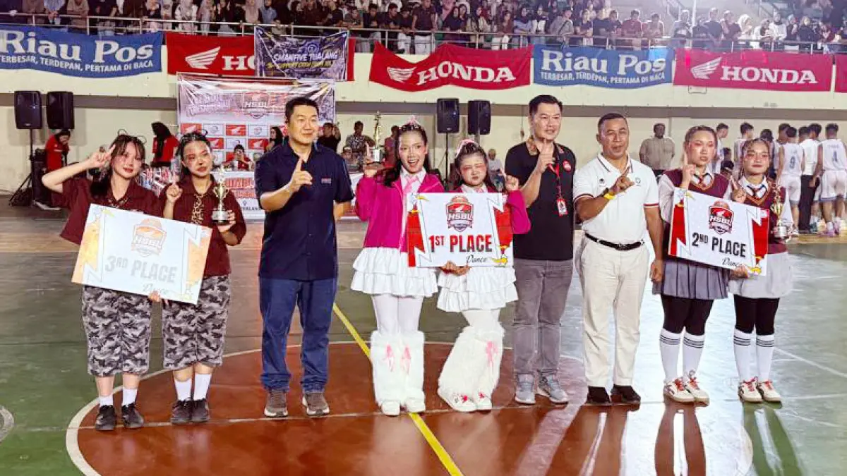Ketua Perbasi Siak Sujarwo (tiga kanan), Bagian Promosi Capella Honda Riau Hariyanto Budhiman (tiga kiri), dan Pimpinan Cabang Capella Honda Perawang Erick Chandra (empat kanan) foto bersama dengan para pemenang  lomba dance Riau Pos-HSBL Seri Tualang di GOR Tualang, Sabtu (8/8/2026). MONANG LUBIS/RIAU POS
