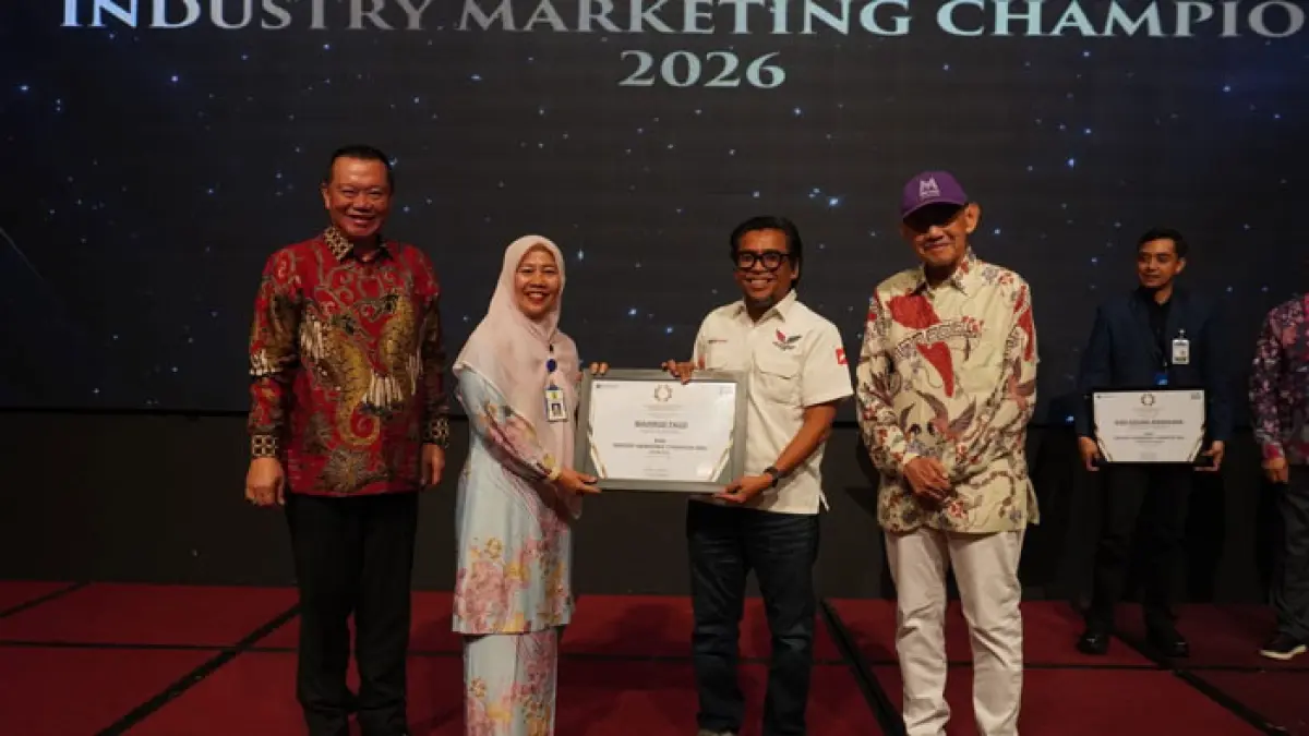 Regional Manager Agung Toyota West Sumatera, Mahmud Fauzi saat menerima award Industry Marketing Champion 2026 kategori Otomotif pada gelaran Indonesia Marketing Festival (IMF) 2026 Pekanbaru yang diselenggarakan oleh MarkPlus Inc belum lama ini. (Istimewa)