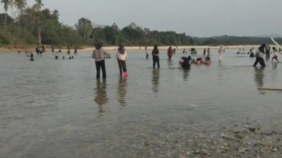 Masyarakat Muara Lembu Kecamatan Singingi terlihat mandi-mandi di lokasi Mandi Balimau Kasai, Sabtu (8/8/2026). (Desriani Candra/Riaupos.co)