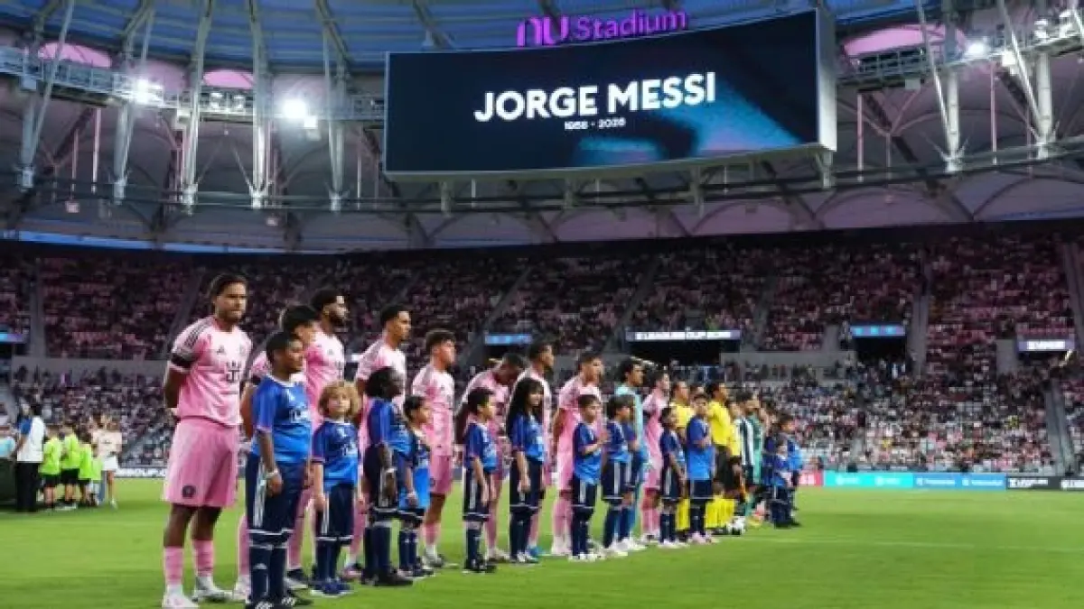 Mengheningkan cipta selama satu menit untuk mengenang Jorge Messi dilakukan sebelum dimulainya pertandingan Inter Miami melawan Monterrey. (Rich Storry-Leagues Cup/MLS via Getty Images)