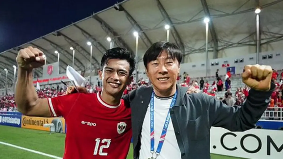 Pelatih Shin Tae Yong dan Pratama Arhan melakukan selebrasi dalam pertandingan Piala Asia 2023 di Qatar. Saat prestasi timnas Indonesia terpuruk di tangan John Herdman, kehadiran Shin Tae Yong dirindukan oleh masyarakat. (PSSI)