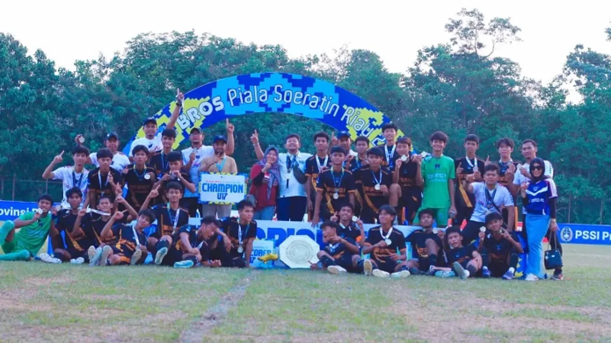 Pemain, pelatih, dan ofisial EBR FC melakukan selebrasi usai penyerahan hadiah juara Piala Soeratin U-17 di Stadion Batu Canai Indragiri Hulu, Sabtu (8/8/2026). (PSSI Riau untuk Riaupos.co)