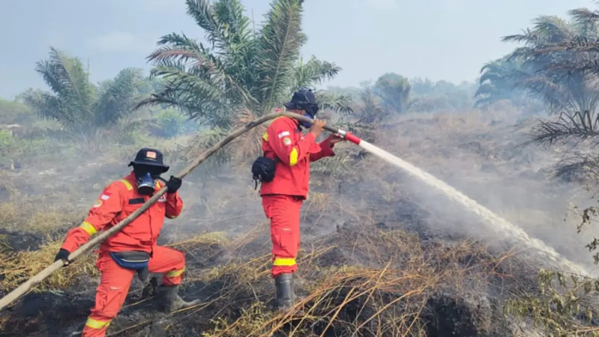Petugas dari Daops Manggala Agni Rengat saat memadamkan Karhutla yang terjadi di Desa Sungai Guntung Hilir, Sabtu (8/8/2026). (Manggala Agni Daops Rengat untuk Riaupos.co)
