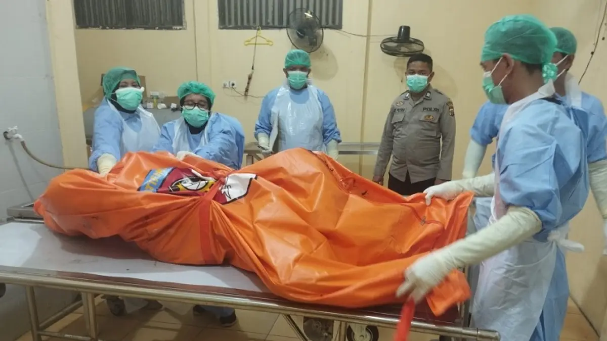 Petugas medis RSUD Kecamatan Mandau melakukan pemeriksaan jasad korban yang ditemukan meninggal di rumahnya di Jalan Jenderal Sudirman KM 05, Desa Balai Makam, Kecamatan Bathin Solapan, Bengkalis, Sabtu (8/8/2026). (Istimewa)