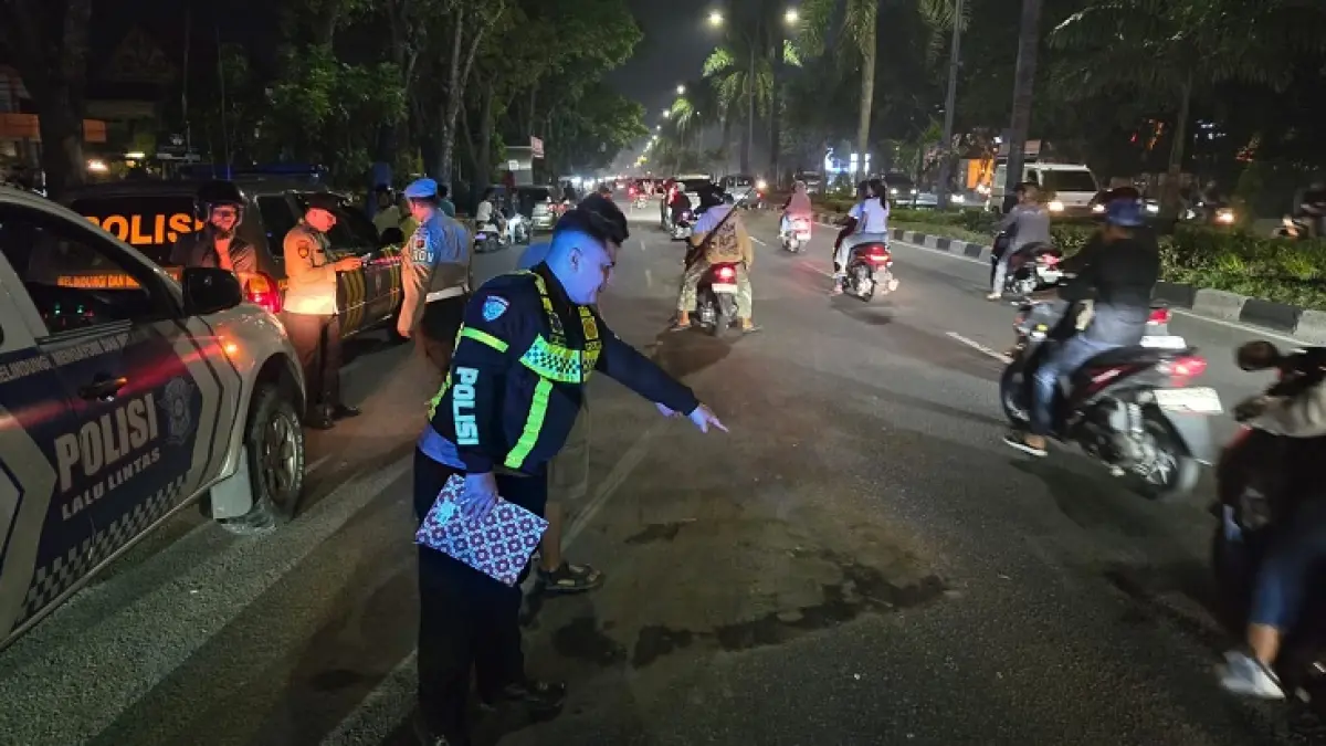 Petugas saat melakukan olah TKP dilokasi kejadian di Jalan Jenderal Sudirman, tepatnya depan Hotel Ratu Mayang Garden, Kecamatan Bukit Raya, Pekanbaru, Sabtu (8/8/2026) malam. (Satlantas Polresta Pekanbaru)