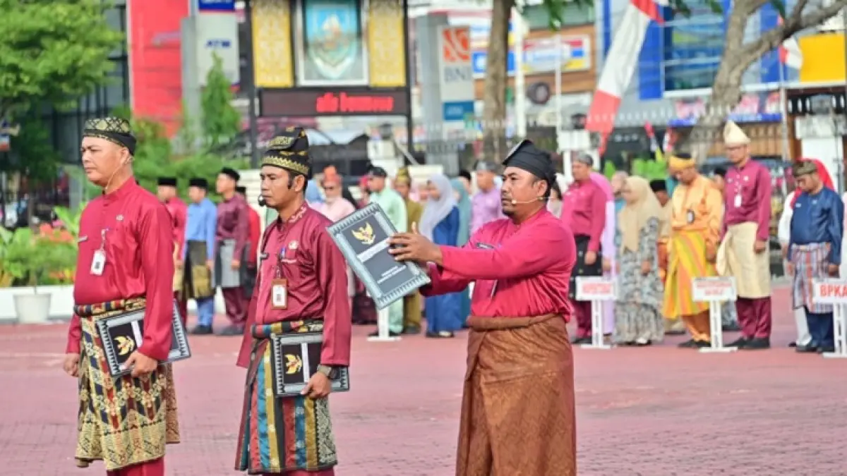 Petugas upacara Hari Jadi ke-69 Riau membacakan teks UUD 45 di halaman Kantor Bupati Bengkalis, Ahad (9/8/2026). (Istimewa)