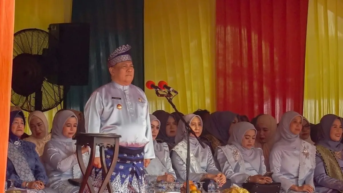 Plt Gubernur Riau SF Hariyanto bertindak sebagai pemimpin upacara pada apel peringatan Hari Jadi ke-69 Provinsi Riau, yang digelar di halaman Kantor Gubernur Riau, Ahad, (9/8/2026). (MHD AKHWAN/RIAU POS)