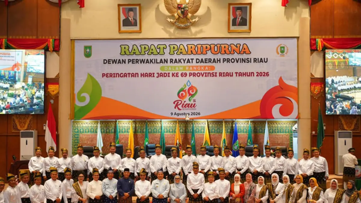 Plt Gubernur Riau SF Hariyanto, Ketua DPRD Riau Kaderismanto serta pimpinan dan Anggota DPRD Riau berfoto bersama usai Paripurna Istimewa HUT Riau ke-69, Ahad (9/8/2026). (Istimewa)