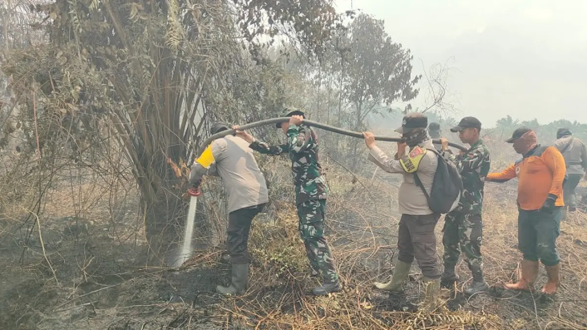 Satgas Gabungan berjibaku memadamkan api karhutla di Kecamatan Siak Kecil, Sabtu (8/8/2026) sore. (Istimewa)