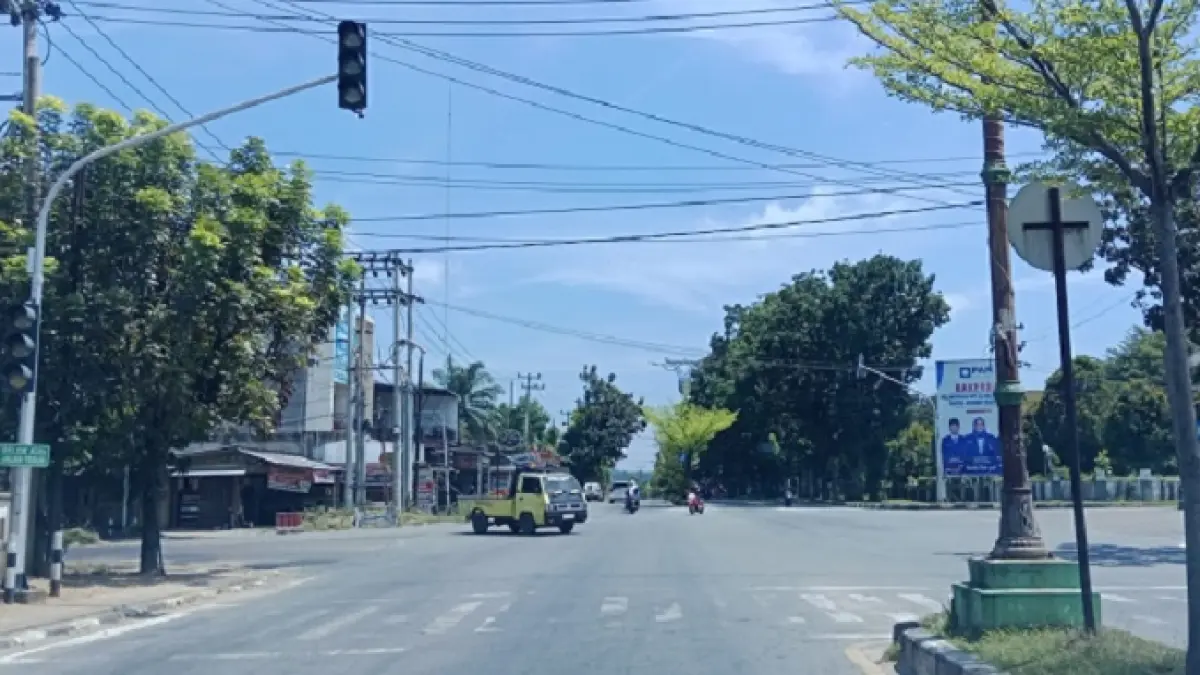 Traffic Light simpang empat rumah dinas jabatan Bupati Kelurahan Sungai Jering Kecamatan Kuantan Tengah mati dan belum berfungsi, , Ahad (9/8/2026). (Desriandi Candra/Riaupos.co)