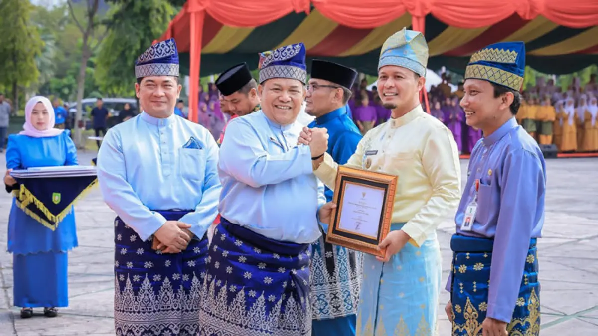 Wako Pekanbaru Agung Nugroho menerima piagam Penghargaan Pembangunan Daerah Provinsi Riau Tahun 2026 sebagai Terbaik II kategori Perencanaan dan Pencapaian Daerah Tingkat Kota yang diserahkan Plt Gubernur Riau SF Hariyanto, Ahad (9/8/2026). (Istimewa)