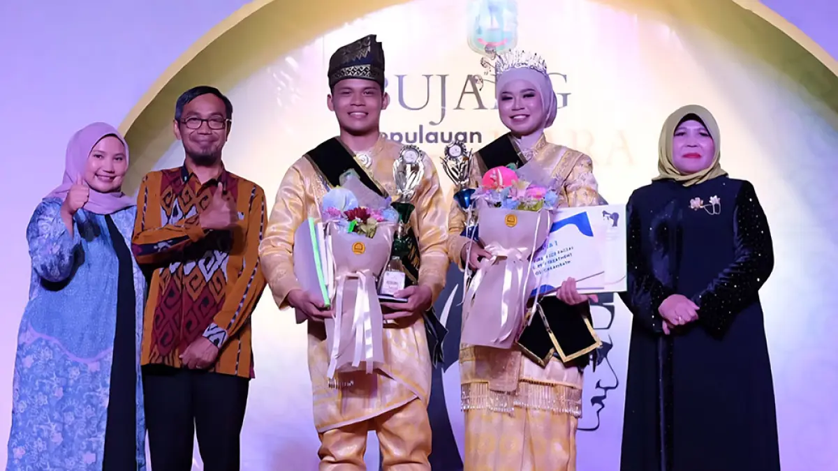 BUJANG DARA: Muhammad Fazya Kurniawan dan Halda Mirsyanda dinobatkan sebagai Bujang dan Dara dalam Grand Final Pemilihan Bujang Dara Kabupaten Kepulauan Meranti yang digelar di Afifa Sport Center Selatpanjang, Sabtu (8/8/2026) malam. (Disporapar kepulauan meranti untuk riau pos)
