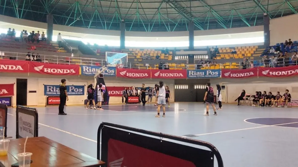 Sebanyak 14 tim basket pelajar dari Kabupaten Kampar dan Rokan Hulu (Rohul) siap memperebutkan gelar juara pada Riau Pos-Honda Student Basketball League (HSBL) 2026 Seri Bangkinang. Kompetisi basket pelajar bergengsi di Provinsi Riau ini akan berlangsung pada 12–15 Agustus 2026 di Hall A Sport Centre Bangkinang, Kabupaten Kampar. (Kamaruddin/Riaupos.co)