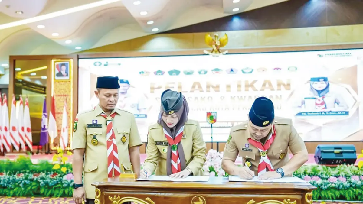 TANDA TANGAN: Wali Kota Pekanbaru Agung Nugroho selaku Ketua Majelis Pembimbing Cabang Gerakan Pramuka Pekanbaru menyaksikan penandatanganan  oleh Ketua Kwarcab Gerakan Pramuka Kota Pekanbaru Sulastri Agung saat acara pelantikan kepengurusan Saka, Sako dan Kwarran se-Kwarcab Kota Pekanbaru, Jumat (7/8/2026). (Kwarcab Gerakan Pramuka Pekanbaru untuk riau pos)
