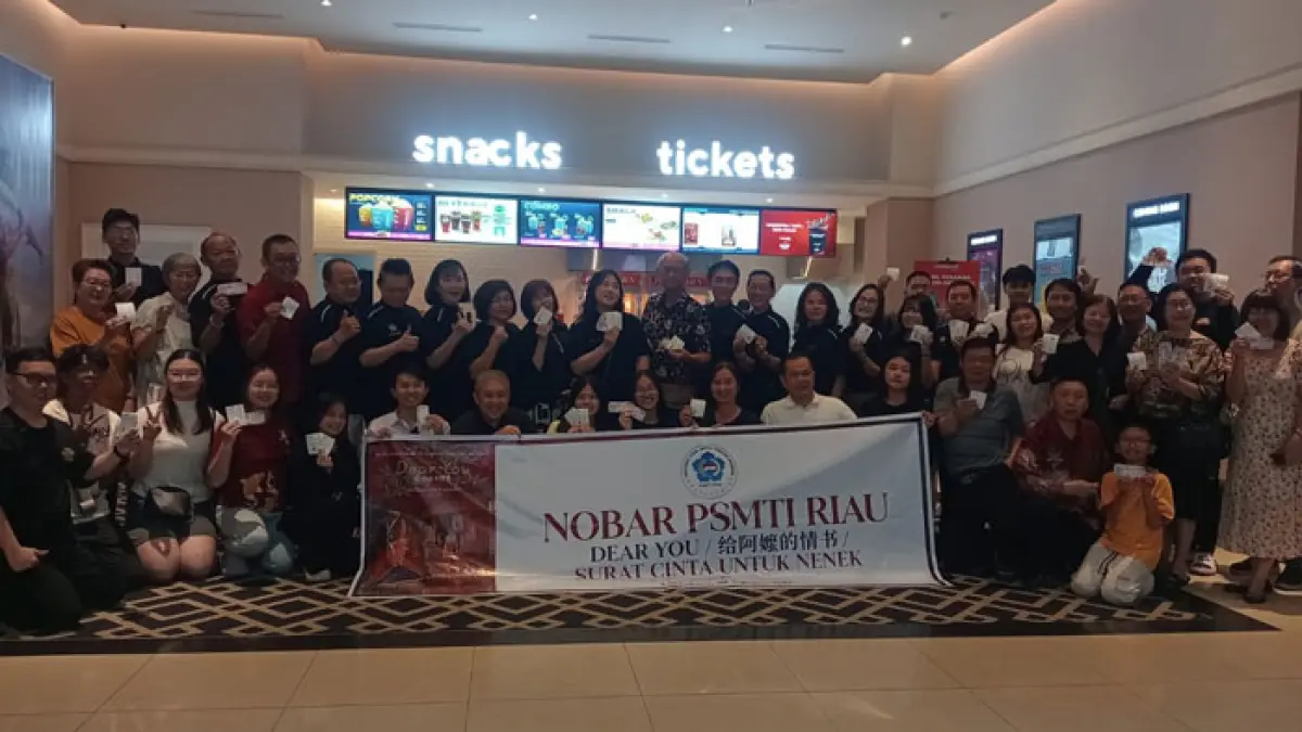 Ketua PSMTI Riau Lindawati (tengah) bersama seluruh jajaran pengurus dan anggota PSMTI Riau foto bersama saat melakukan kegiatan nobar film Dear You A Love Letter to Grandma di Cinepolis Mal Pekanbaru, Senin (10/8/2026). (Prapti Dwi Lestari untuk Riaupos.co)