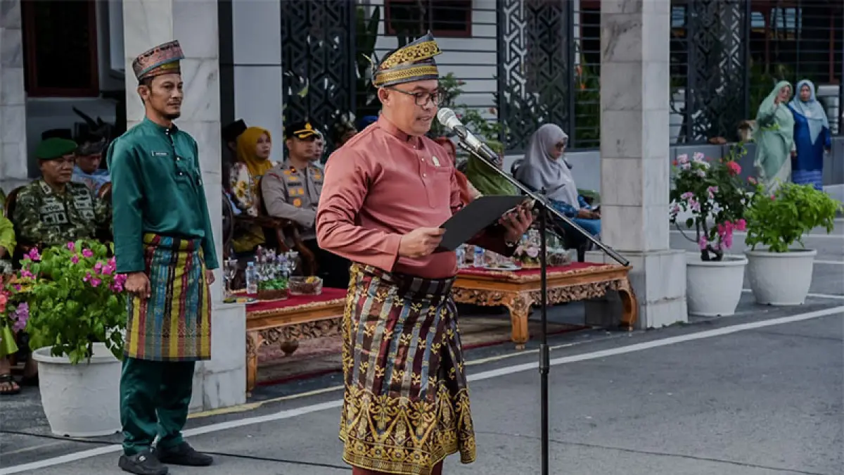 Anggota DPRD Bengkalis Hendra Jeje membacakan Teks Visi Pemerintah Provinsi Riau dalam upacara Hari Jadi ke-69 Riau di Halaman Kantor Bupati Bengkalis, Ahad (9/8/2026). (Istimewa)