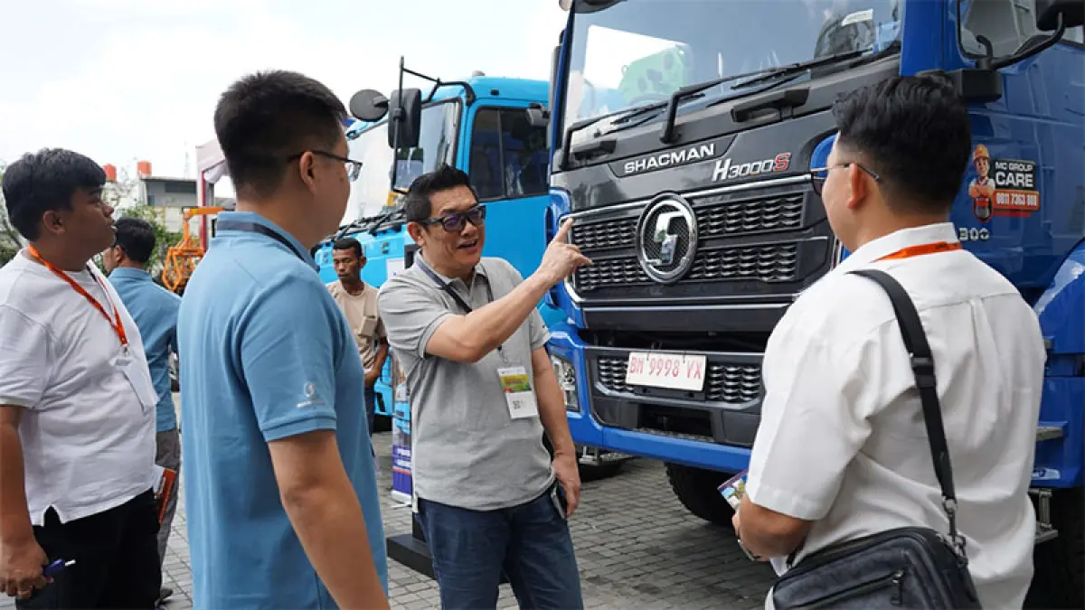Direktur MC Group Dirmanto memperkenalkan produk unggulan Shacman H-3000 S kepada pengunjung SIEXPO 2026 di SKA Co Ex Pekanbaru, Sabtu (8/8/2026). Prapti Dwi Lestari